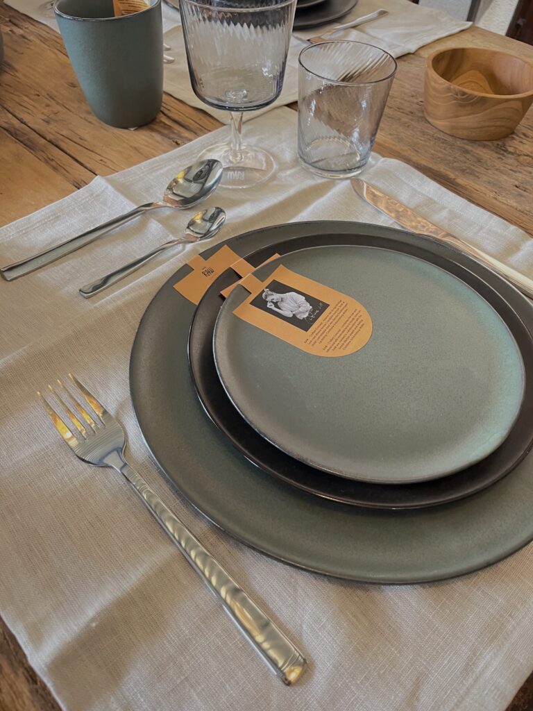Table dressée avec assiettes en grès – art de la table KarpeDiem Deko