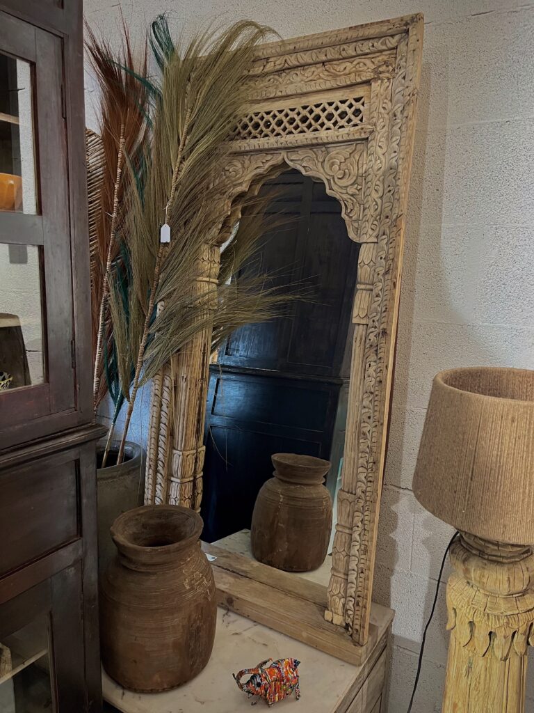 Arche en bois sculpté et poteries – décoration indienne à Chambéry