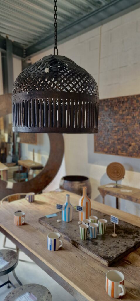 Suspension en rotin ajouré – luminaire artisanal KarpeDiem Deko