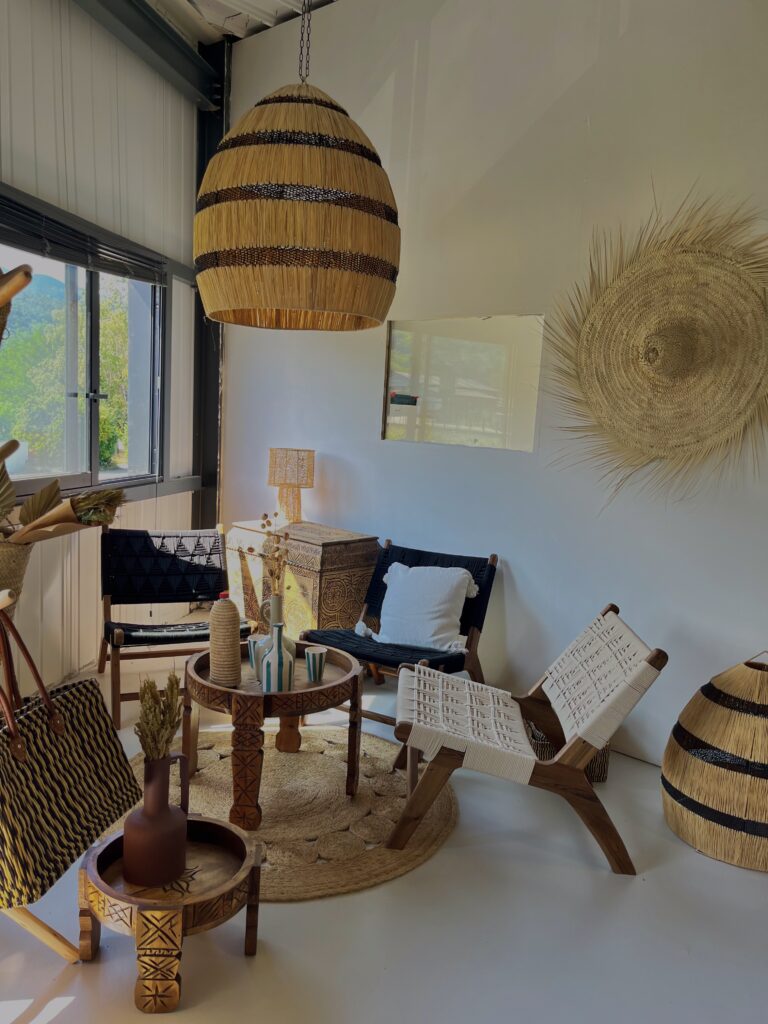 Suspension en fibres naturelles et fauteuils – showroom déco Chambéry