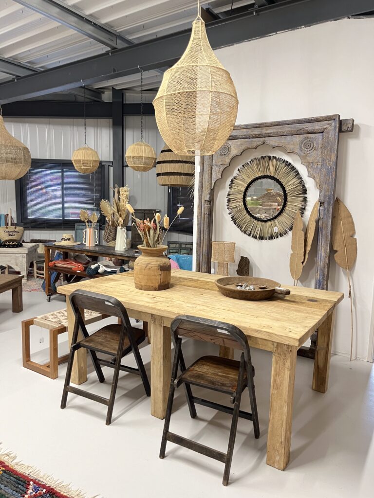 Table de repas en bois massif et miroir sculpté – showroom déco Chambéry