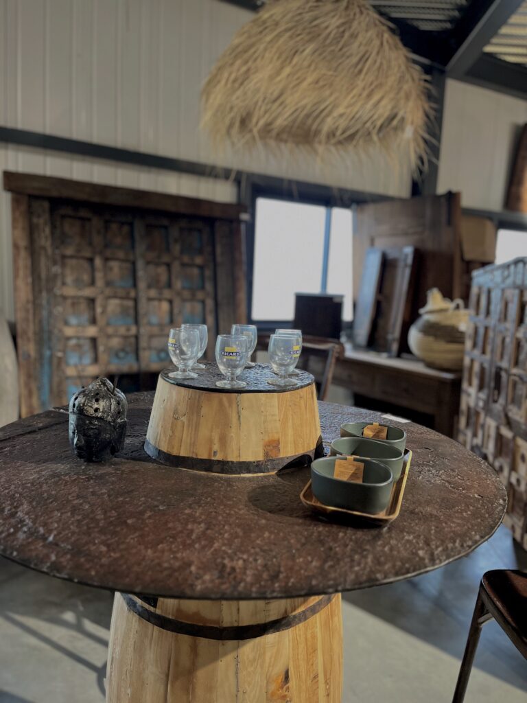 Table ronde en bois brut et vaisselle artisanale – KarpeDiem Deko