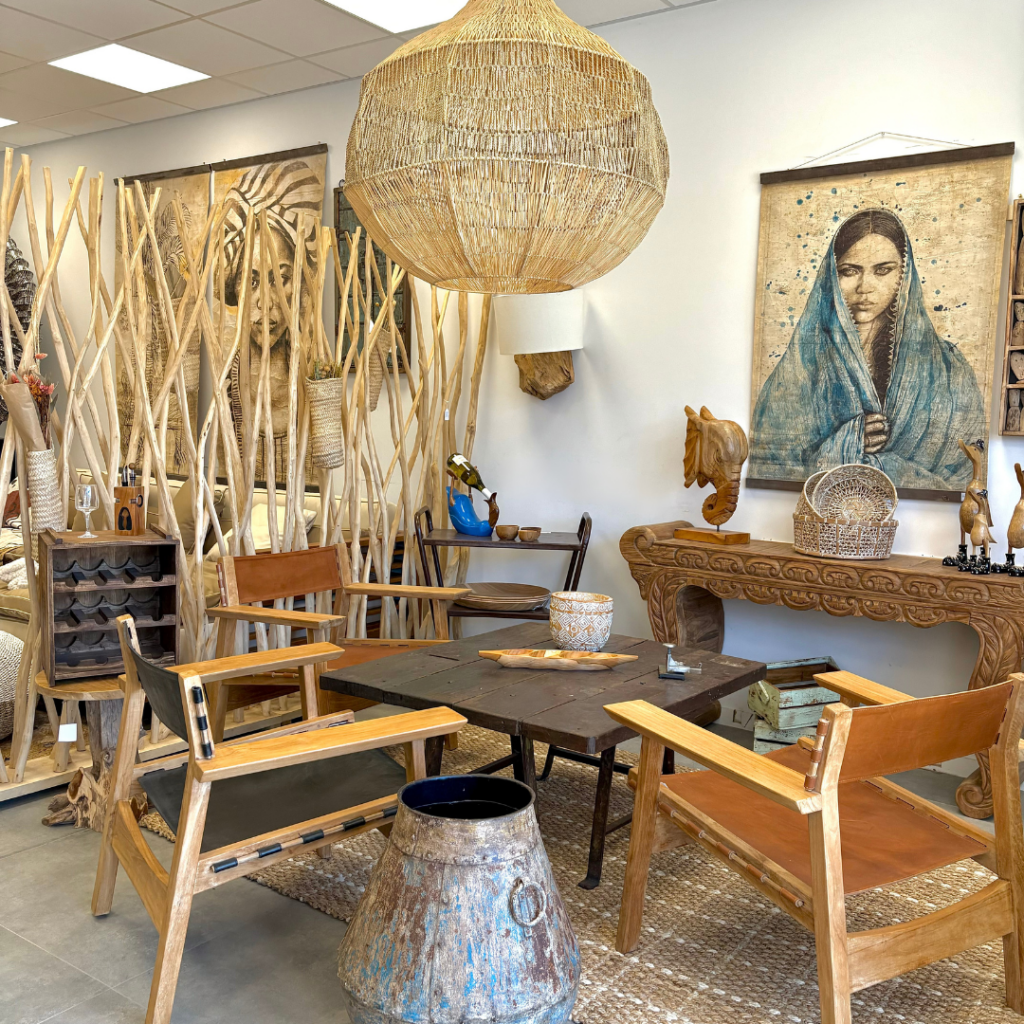 Mobilier en bois massif et suspensions – showroom KarpeDiem Deko