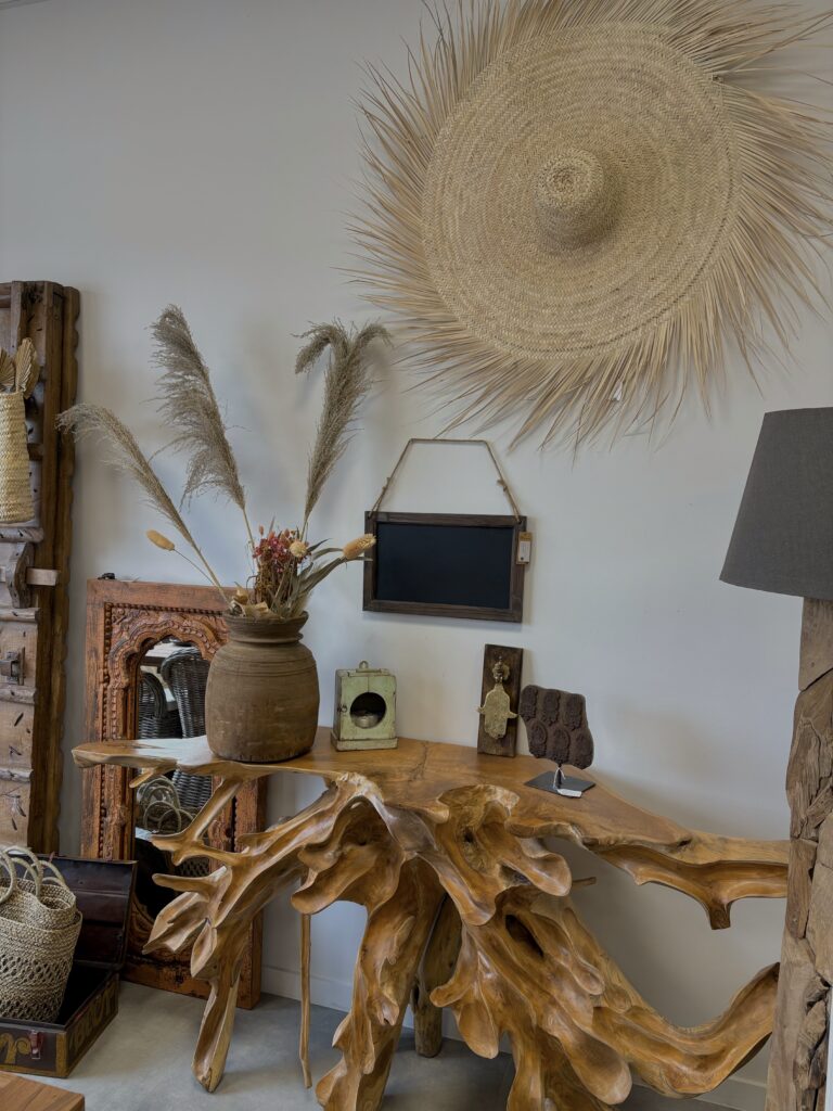 Miroir rond et objets déco chinés – showroom KarpeDiem Deko Chambéry